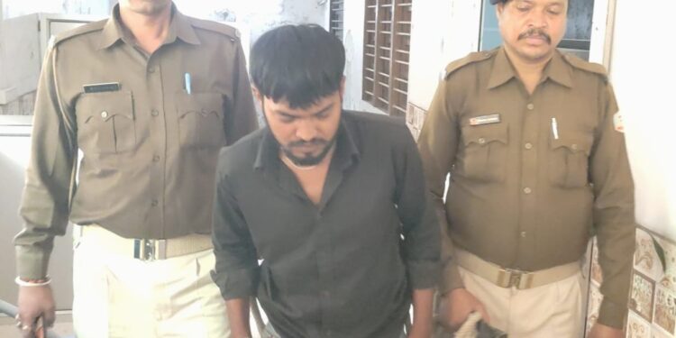 West singhbhum police action : किरीबुरू में युवक पर चाकू से हमला करने वाला आरोपी गिरफ्तार, भेजा गया जेल