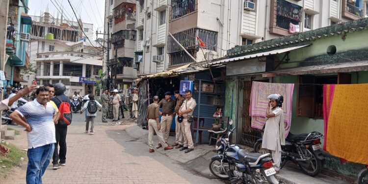 Jamshedpur encroachment removal : सोनारी में कोर्ट के आदेश से हट रहा अतिक्रमण, बिल्डर ने बिना मालिक की रजामंदी के बना दी बिल्डिंग Jamshedpur encroachment removal : सोनारी में कोर्ट के आदेश से हट रहा अतिक्रमण, बिल्डर ने बिना मालिक की रजामंदी के बना दी बिल्डिंग
