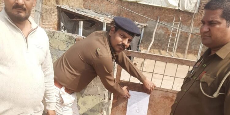 Baharagora police in up – बहरागोड़ा पुलिस पहुंची मेरठ, ढोल नगाड़े बजाकर फरार आरोपी के घर चिपकाया इश्तेहार