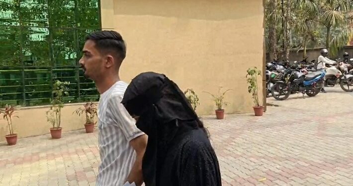 Jamshedpur couple surrenders – जुगसलाई के प्रेमी युगल ने शादी रचाने के बाद सिटी एसपी के समक्ष किया सरेंडर Jamshedpur couple surrenders – जुगसलाई के प्रेमी युगल ने शादी रचाने के बाद सिटी एसपी के समक्ष किया सरेंडर