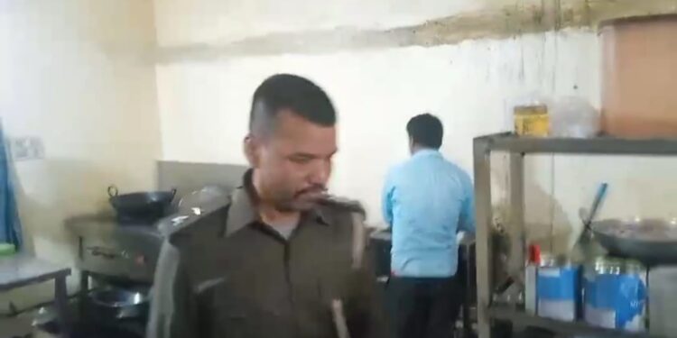 Saraikela excise department action – चांडिल एनएच 33 के लाइन होटलों में उत्पाद विभाग ने की कार्रवाई, अवैध रूप से शराब परोसने पर संचालक गिरफ्तार
