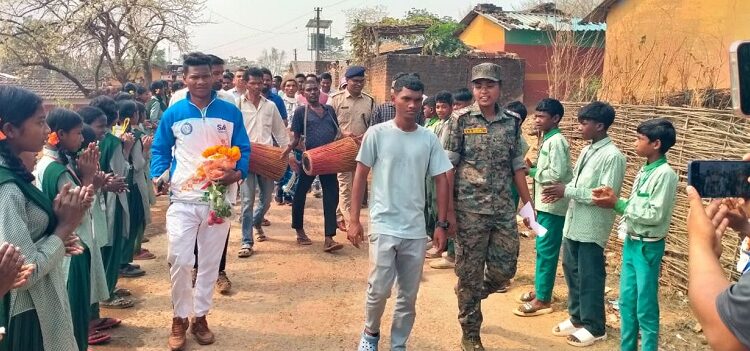 West singhbhum police – चाईबासा पुलिस ने पेश की मिसाल, 12 साल बाद घर लौटा राजा गोप, केरल का बना फुटबॉलर West singhbhum police – चाईबासा पुलिस ने पेश की मिसाल, 12 साल बाद घर लौटा राजा गोप, केरल का बना फुटबॉलर