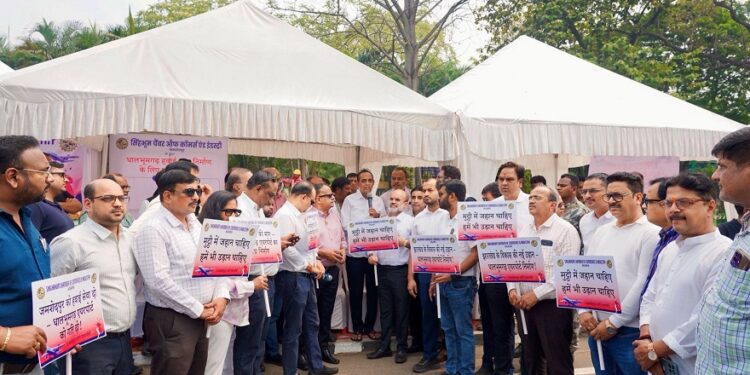 Singhbhum chamber protest : धालभूमगढ़ एयरपोर्ट परियोजना को शीघ्र शुरू करने की मांग को लेकर सिंहभूम चैंबर का प्रदर्शन, मुख्यमंत्री के नाम डीडीसी को सौंपा ज्ञापन, देखिए – video Singhbhum chamber protest : धालभूमगढ़ एयरपोर्ट परियोजना को शीघ्र शुरू करने की मांग को लेकर सिंहभूम चैंबर का प्रदर्शन, मुख्यमंत्री के नाम डीडीसी को सौंपा ज्ञापन, देखिए – video
