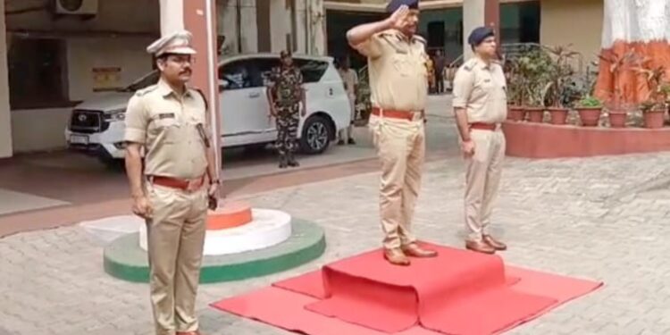 Kolhan dig in jamshedpur – कोल्हान डीआईजी पहुंचे जिला पुलिस मुख्यालय, दिया गया गार्ड ऑफ ऑनर, आगामी पर्व-त्योहार को लेकर की समीक्षा बैठक Kolhan dig in jamshedpur – कोल्हान डीआईजी पहुंचे जिला पुलिस मुख्यालय, दिया गया गार्ड ऑफ ऑनर, आगामी पर्व-त्योहार को लेकर की समीक्षा बैठक
