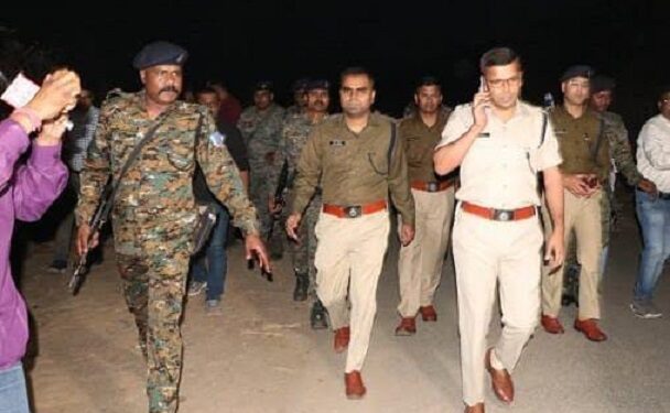 Jharkhand Dhanbad encounter : धनबाद में पुलिस – अपराधियों के बीच मुठभेड़, प्रिंस गैंग का शूटर व एसआई घायल, बम बरामद Jharkhand Dhanbad encounter : धनबाद में पुलिस – अपराधियों के बीच मुठभेड़, प्रिंस गैंग का शूटर व एसआई घायल, बम बरामद