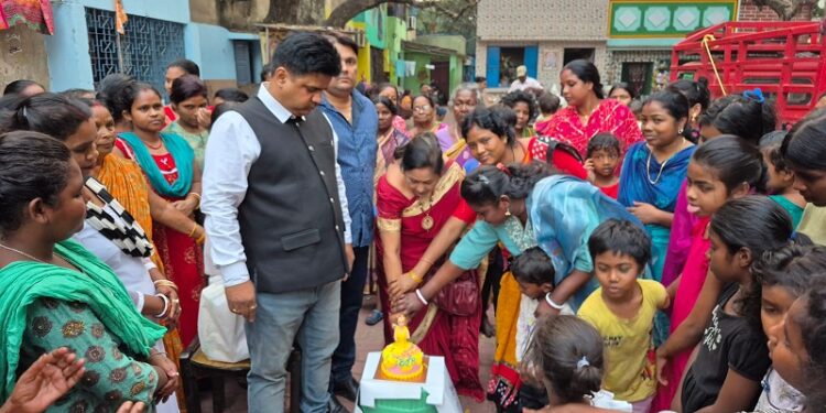 Jamshedpur bjp bistupur mandal – भाजपा बिष्टुपुर मंडल ने केक काटकर मनाया महिला दिवस, महिलाओं के अधिकारों और योगदान पर दिया जोर