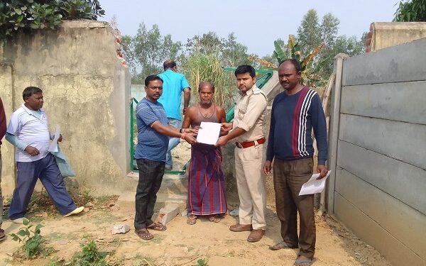 Jamshedpur rural elephant terror – बहरागोड़ा के मानुषमुरिया में हाथी ने कई घर के दीवार व गेट को तोड़ा, वन कर्मियों ने क्षतिपूर्ति का किया आकलन Jamshedpur rural elephant terror – बहरागोड़ा के मानुषमुरिया में हाथी ने कई घर के दीवार व गेट को तोड़ा, वन कर्मियों ने क्षतिपूर्ति का किया आकलन