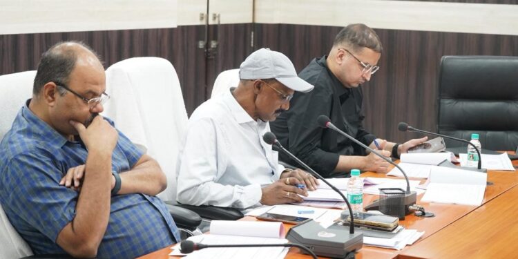Jamshedpur administration meeting : जमशेदपुर में अनाबद्ध निधि, डीएमएफटी, नीति आयोग फंड, एमपी- एमएलए लैड, सीएसआर फण्ड से संचालित विकास योजनाओं की समीक्षा बैठक, योजनाओं के घरालत पर प्रभावी क्रियान्वयन पर बल