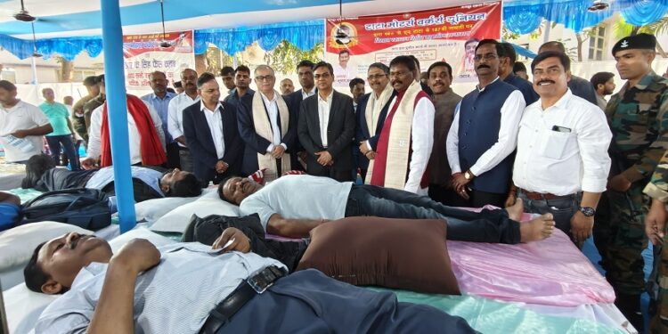 Tata motors historical blood donation camp : टाटा मोटर्स में ऐतिहासिक रक्तदान शिविर, 3140 लोगों ने किया एक साथ रक्तदान Tata motors historical blood donation camp : टाटा मोटर्स में ऐतिहासिक रक्तदान शिविर, 3140 लोगों ने किया एक साथ रक्तदान