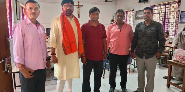 Jamshedpur bhojpuri vikas manch – संपूर्ण भोजपुरी विकास मंच ने वृद्धाश्रम में मनायी होली, पकवान व फल बांटे