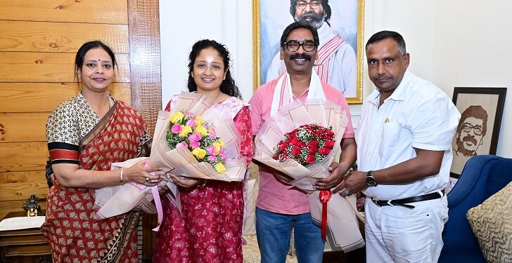 Mango nagar nigam mayor meets Jharkhand cm : मानगो नगर निगम की पहली मेयर बनने के बाद सुधा गुप्ता ने मुख्यमंत्री हेमंत सोरेन और कल्पना सोरेन से की शिष्टाचार मुलाकात, साथ रहे पूर्व मंत्री बन्ना गुप्ता Mango nagar nigam mayor meets Jharkhand cm : मानगो नगर निगम की पहली मेयर बनने के बाद सुधा गुप्ता ने मुख्यमंत्री हेमंत सोरेन और कल्पना सोरेन से की शिष्टाचार मुलाकात, साथ रहे पूर्व मंत्री बन्ना गुप्ता