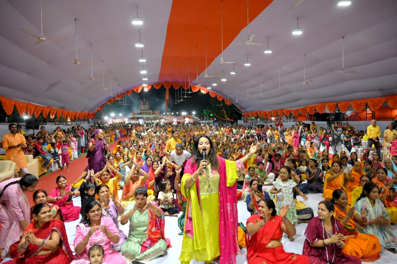Jamshedpur laxmi narayan yagya : श्री लक्ष्मीनारायण महायज्ञ के आठवें दिन इशरत जहां के भजनों पर देर रात तक झूमते रहे श्रद्धालु, वैदिक अनुष्ठान और संगीतमय कथा से भक्तिमय हुआ केबुल क्षेत्र