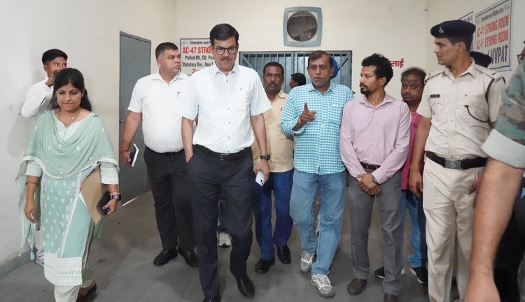 Jamshedpur dc inspects evm warehouse : उपायुक्त ने किया ईवीएम वेयरहाउस का निरीक्षण, सुरक्षा व्यवस्था की समीक्षा कर दिये जरूरी दिशा-निर्देश Jamshedpur dc inspects evm warehouse : उपायुक्त ने किया ईवीएम वेयरहाउस का निरीक्षण, सुरक्षा व्यवस्था की समीक्षा कर दिये जरूरी दिशा-निर्देश