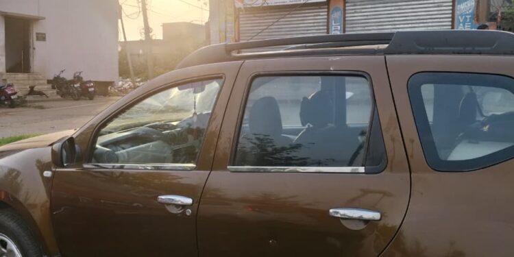 Jamshedpur Stone pelting car- जमशेदपुर के हिंदी लेखक की कार पर पथराव, गैरेज स्टाफ पर गुंडागर्दी का आरोप, सिदगोड़ा थाना में शिकायत Jamshedpur Stone pelting car- जमशेदपुर के हिंदी लेखक की कार पर पथराव, गैरेज स्टाफ पर गुंडागर्दी का आरोप, सिदगोड़ा थाना में शिकायत
