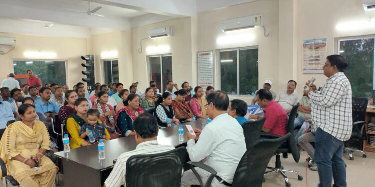 Tatanagar lobby seminar- टाटानगर लॉबी में सेफ्टी सह पारिवारिक सेमिनार आयोजित, सुरक्षा,संरक्षा व पारिवारिक सामंजस्य को मजूबत बनाने पर जोर, रनिंग कर्मचारियों ने परिवार के साथ लिया हिस्सा