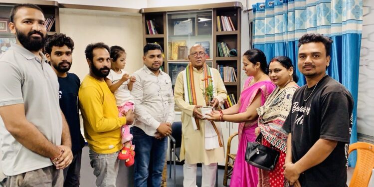 jamshedpur mla saryu roy welcomed : “सेवा समर्पण” ने जमशेदपुर के विधायक सरयू राय का किया अभिनंदन, रेल यात्रियों की आवाज बनने के लिए जताया आभार jamshedpur mla saryu roy welcomed : “सेवा समर्पण” ने जमशेदपुर के विधायक सरयू राय का किया अभिनंदन, रेल यात्रियों की आवाज बनने के लिए जताया आभार