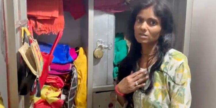 jamshedpur theft- उलीडीह आदर्श नगर में दिनदहाडे 10 लाख के जेवरात की चोरी, चार दिन हुए थे नए मकान में शिफ्ट हुए, देखिए video jamshedpur theft- उलीडीह आदर्श नगर में दिनदहाडे 10 लाख के जेवरात की चोरी, चार दिन हुए थे नए मकान में शिफ्ट हुए, देखिए video