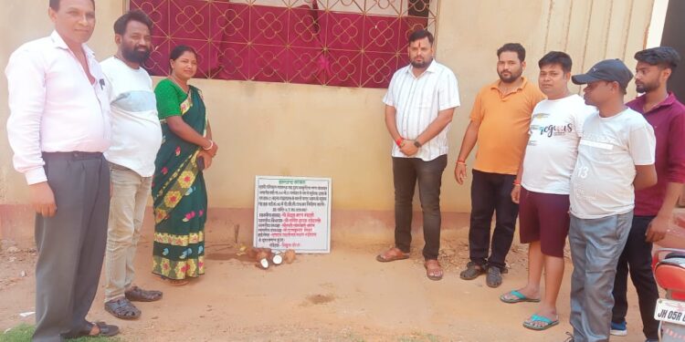 jamshedpur rural-चाकुलिया नपं के जन प्रतिनिधियों ने किया सड़क निर्माण कार्य का शिलान्यास