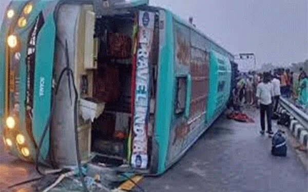 UP accident- यूपी के उन्नाव में बिहार के कैदियों से भरा वाहन पलटा, दरोगा, कैदी समेत छह लोगों की मौत