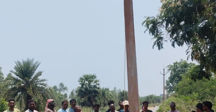 jamshedpur rural- बहरागोड़ा के मानुषमुरिया में ध्वस्त बिजली के खंभे की मरम्मत शुरू,ग्रामीणों ने ली राहत की सांस