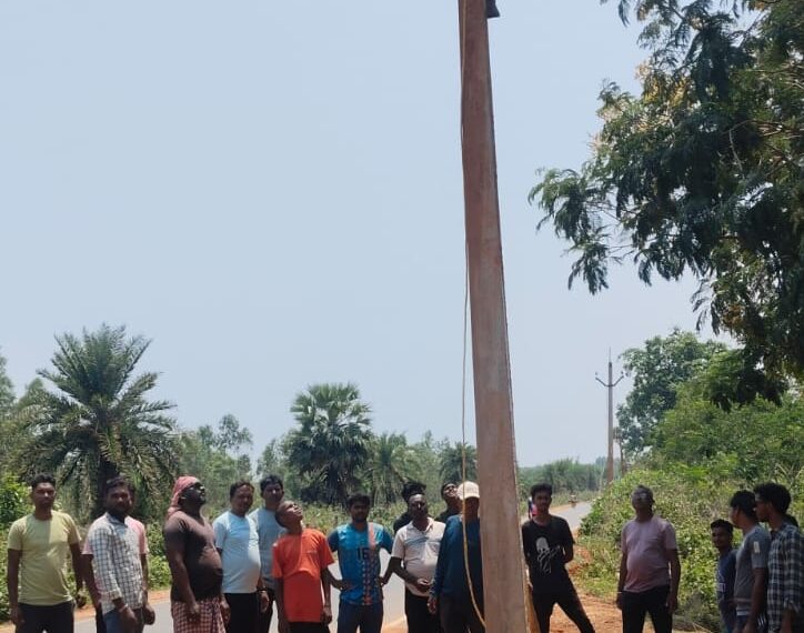 jamshedpur rural- बहरागोड़ा के मानुषमुरिया में ध्वस्त बिजली के खंभे की मरम्मत शुरू,ग्रामीणों ने ली राहत की सांस