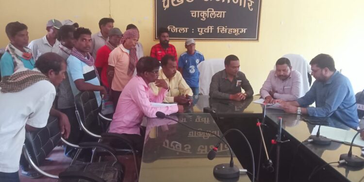 jamshedpur rural-चाकुलिया प्रखंड कार्यालय परिसर में विद्युत विभाग के पदाधिकारी ने शिविर आयोजित कर ग्रामीणों की समस्याओ‍ं से हुए रूबरू,समाधान का मिला आश्वासन