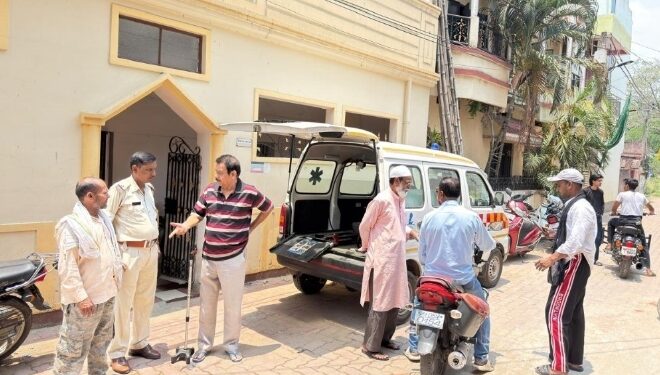 jamshedpur accident-जवाहरनगर में सड़क हादसा, गैस सिलेंडर लदे ट्रक ने स्कूटी सवार को मारी टक्कर, दंपति घायल, इलाज के दौरान घायल महिला की मौत, पुलिस जांच में जुटी jamshedpur accident-जवाहरनगर में सड़क हादसा, गैस सिलेंडर लदे ट्रक ने स्कूटी सवार को मारी टक्कर, दंपति घायल, इलाज के दौरान घायल महिला की मौत, पुलिस जांच में जुटी