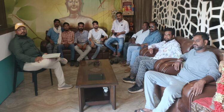 west singhbhum agitation warned- मनोहरपुर के धुबिल माइंस के नए ठेकेदार के खिलाफ वाहन मालिकों ने खोला मोर्चा, आंदोलन की दी चेतावनी