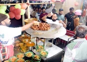 jamshedpur madhuri dixit’s birthday-29 वर्षों से जारी है माधुरी दीक्षित के जन्मदिन का अनोखा उत्सव, पप्पू सरदार ने चेशायर होम में दिव्यांगों संग बांटी खुशियां
