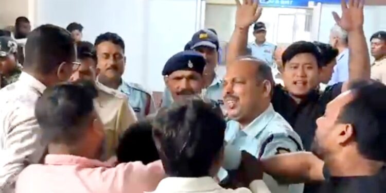 Jamshedpur tmh hungama : टीएमएच में मरीज की मौत पर हंगामा, यह है मामला, देखिये – video Jamshedpur tmh hungama : टीएमएच में मरीज की मौत पर हंगामा, यह है मामला, देखिये – video