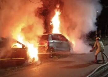 Jamshedpur car burning : गोलमुरी में सेकंड हैंड कार की शोरूम के बाहर खड़ी दो कार जली, लगातार दूसरे दिन घटी घटना, देखिये – video