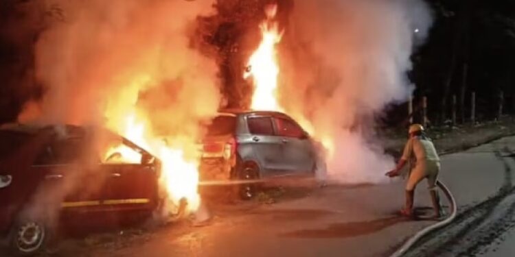 Jamshedpur car burning : गोलमुरी में सेकंड हैंड कार की शोरूम के बाहर खड़ी दो कार जली, लगातार दूसरे दिन घटी घटना, देखिये – video Jamshedpur car burning : गोलमुरी में सेकंड हैंड कार की शोरूम के बाहर खड़ी दो कार जली, लगातार दूसरे दिन घटी घटना, देखिये – video
