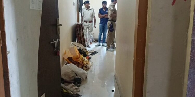 Jamshedpur vikram sharma murder case : जमशेदपुर के गैंगस्टर विक्रम शर्मा हत्याकांड में फरार आरोपियों के घर कुर्की, खाली मिले मकान