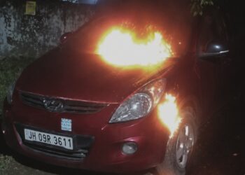 Jamshedpur burning car : बिष्टुपुर में दो कारों में अचानक लगी आग, मची अफरा तफरी