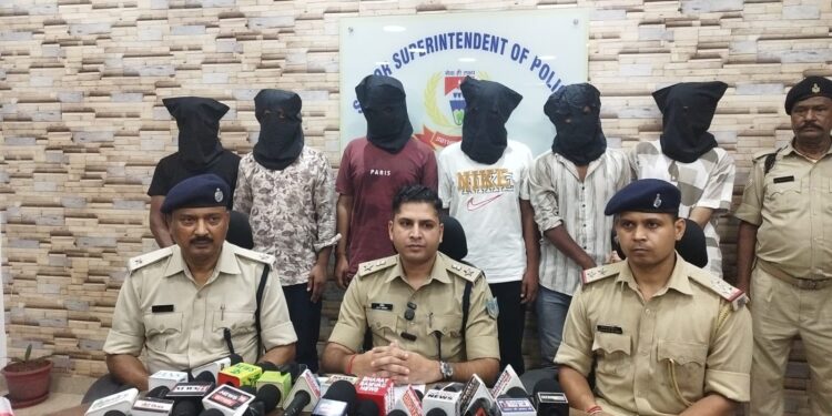 jamshedpur police success- जुगसलाई यूनिक कलेक्शन कपड़ा दुकान फायरिंग मामले में छह गिरफ्तार, चार देसी पिस्टल, पांच गोली, तीन खाली मैगजीन, छह मोबाइल व एक वैगनआर कार बरामद, देखिए video jamshedpur police success- जुगसलाई यूनिक कलेक्शन कपड़ा दुकान फायरिंग मामले में छह गिरफ्तार, चार देसी पिस्टल, पांच गोली, तीन खाली मैगजीन, छह मोबाइल व एक वैगनआर कार बरामद, देखिए video