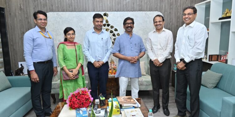 jharkhand cm meets rail and airport officials : मुख्यमंत्री हेमंत सोरेन से मिलने पहुंचे दक्षिण पूर्व रेलवे के जीएम, समय पर गाड़ी चलाने पर चर्चा, रांची एयरपोर्ट पर भगवान बिरसा मुंडा की प्रतिमा समेत कई सुविधा भी होगी शुरू