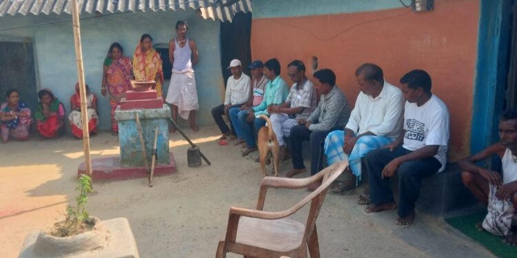 jamshedpur rural- पुतड़ु ग्राम प्रधान के निधन पर परिजनों से मिले माझी परगना महाल के अध्यक्ष बहादुर सोरेन,दी सांत्वना jamshedpur rural- पुतड़ु ग्राम प्रधान के निधन पर परिजनों से मिले माझी परगना महाल के अध्यक्ष बहादुर सोरेन,दी सांत्वना