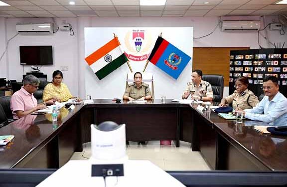 jharkhand dgp meeting : झारखंड की डीजीपी ने की अपराध और अपराधियों को कंट्रोल करने को लेकर बैठक, नये अपराधिक कानूनों के परिप्रेक्ष्य में ई-साक्ष्य ऐप की दी गयी सारे एसएसपी और एसपी को जानकारी jharkhand dgp meeting : झारखंड की डीजीपी ने की अपराध और अपराधियों को कंट्रोल करने को लेकर बैठक, नये अपराधिक कानूनों के परिप्रेक्ष्य में ई-साक्ष्य ऐप की दी गयी सारे एसएसपी और एसपी को जानकारी