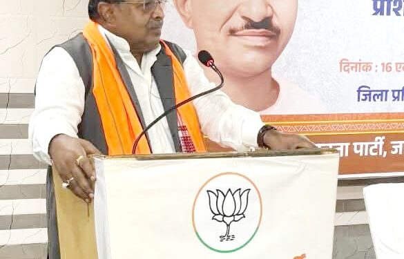 jamshedpur bjp training- भाजपा जमशेदपुर महानगर के दो दिवसीय प्रशिक्षण शिविर का हुआ समापन, संगठन की बारीकियों से अवगत होकर विदा हुए कार्यकर्ता, प्रशिक्षण वर्ग में संगठन विस्तार, बूथ प्रबंधन, डिजिटल सशक्तिकरण और पंचायत चुनाव पर हुआ मंथन, पूर्व प्रदेश अध्यक्ष डॉ रविन्द्र राय, राज्यसभा सांसद डॉ प्रदीप वर्मा समेत कई नेताओं ने कार्यकर्ताओं का किया मार्गदर्शन