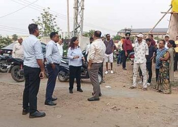 adityapur industrial area hungama : आदित्यपुर के रामकृष्ण कास्टिंग सॉल्यूशन लिमिटेड में धरना के दौरान हंगामा, बीच मध्यस्थता के बाद मामला हुआ अस्थायी तौर पर शांत