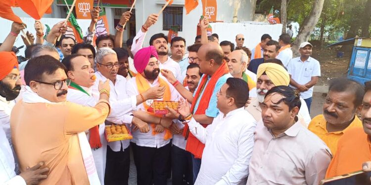 jamshedpur bjp vijayotsav : पश्चिम बंगाल, असम और पुडुचेरी में भाजपा की प्रचंड विजय पर जमशेदपुर महानगर के भाजपा कार्यकर्ताओं ने मनाया विजयोत्सव, आतिशबाजी-लड्डू वितरण और झालमुड़ी के साथ साझा की जीत की खुशियां jamshedpur bjp vijayotsav : पश्चिम बंगाल, असम और पुडुचेरी में भाजपा की प्रचंड विजय पर जमशेदपुर महानगर के भाजपा कार्यकर्ताओं ने मनाया विजयोत्सव, आतिशबाजी-लड्डू वितरण और झालमुड़ी के साथ साझा की जीत की खुशियां