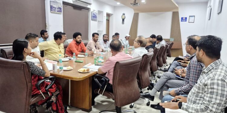 jamshedpur east mla in action : जमशेदपुर पूर्वी की जनसमस्याओं को लेकर एक्शन मोड में विधायक पूर्णिमा साहू, टाटा यूआइएसएल के महाप्रबंधक एवं विभागीय पदाधिकारियों के संग की बैठक, भाजपा के सात मंडल अध्यक्ष रहे मौजूद