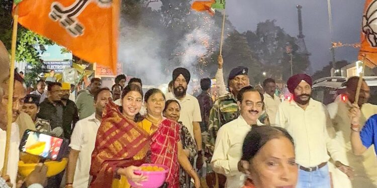 jamshedpur bjp : बंगाल में भाजपा सरकार बनने पर जमशेदपुर में जश्न, शुभेंदु अधिकारी के मुख्यमंत्री बनने पर गोलमुरी मंडल के कार्यकर्ताओं ने लड्डू का किया वितरण, विधायक पूर्णिमा साहू भी हुई शामिल