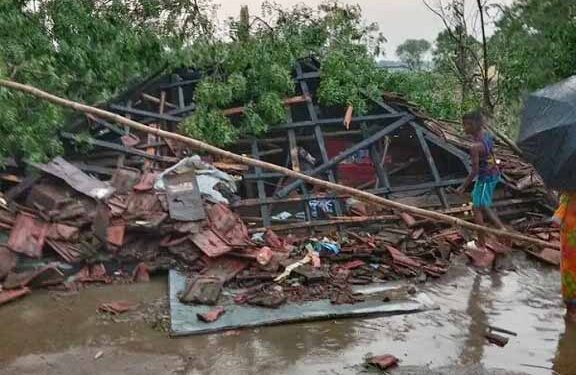 jamshedpur rural- बहरागोड़ा के चित्रेश्वर गांव में आंधी व बारिश ने मचायी तबाही, बिजली पोल गिरे, जनजीवन अस्त- व्यस्त