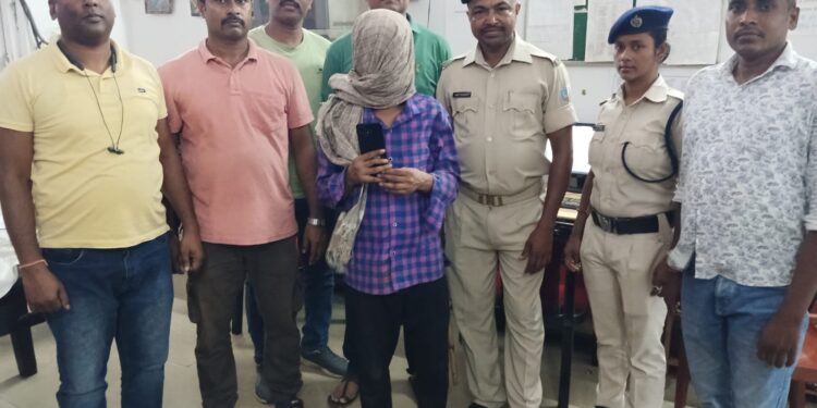 tatanagar rpf and grp action- टाटानगर स्टेशन पर पॉकेटमारी का प्रयास, युवक गिरफ्तार, चोरी की मोबाइल बरामद