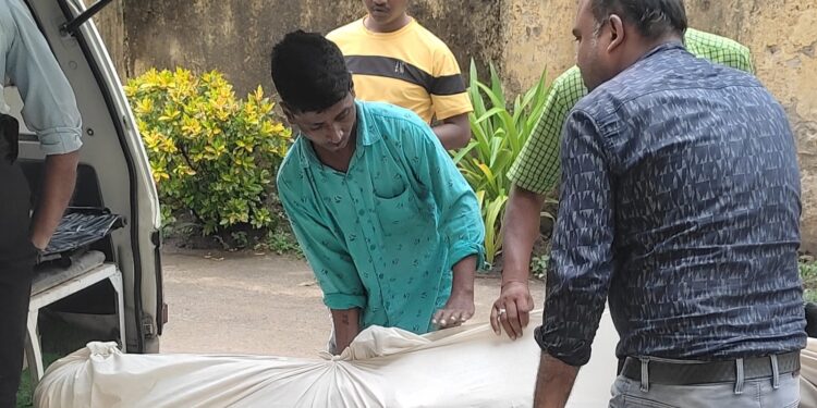 jamshedpur body found- साकची के होटल कर्मचारी का शव बाथरूम से बरामद, पश्चिम बंगाल का रहने वाला था युवक, पुलिस मामले की जांच में जुटी