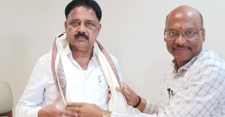 Saraikela nagar panchayat president meet minister- सरायकेला नगर पंचायत अध्यक्ष मनोज चौधरी ने कला संस्कृति व पर्यटन मंत्री सुदिव्य सोनू से की शिष्टाचार मुलाकात, छऊ समेत विभिन्न महत्वपूर्ण विषयों पर की चर्चा,सकारात्मक पहल व सहयोग का मिला आश्वासन