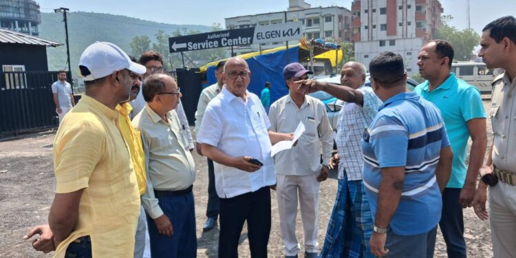 jamshedpur mla saryu roy visit : बालीगुमा पानी टंकी को लेकर जमशेदपुर के विधायक सरयू राय ने डिमना चौक से डिमना नाला तक किया सघन भ्रमण, एनएचएआई और पीएचईडी विभाग के अभियंताओं के साथ अहम बैठक