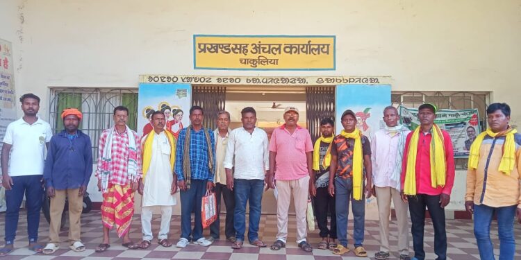 jamshedpur rural- चाकुलिया में माझी बाबा ने सीओ को सौंपा ज्ञापन, गंगा के गैर पारम्परिक चुनावी ग्राम प्रधान व्यवस्था को निरस्त करने की मांग