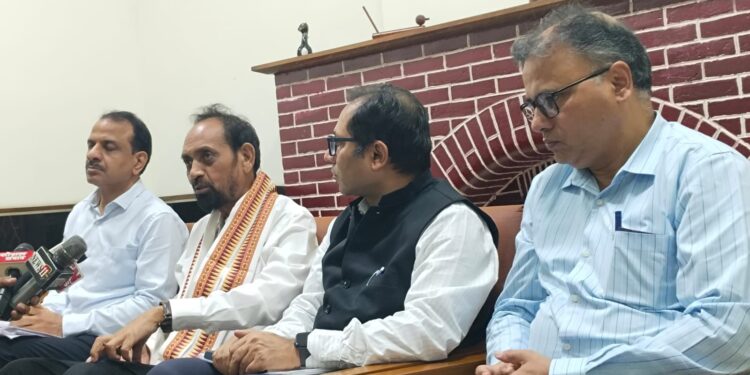 South eastern railway gm inspection : दक्षिण पूर्व रेलवे के जीएम अनिल जैन खड़गपुर से घाटशिला तक का किया निरीक्षण, सांसद रहे साथ, कई योजनाओं का काम तेज करने का निर्देश South eastern railway gm inspection : दक्षिण पूर्व रेलवे के जीएम अनिल जैन खड़गपुर से घाटशिला तक का किया निरीक्षण, सांसद रहे साथ, कई योजनाओं का काम तेज करने का निर्देश